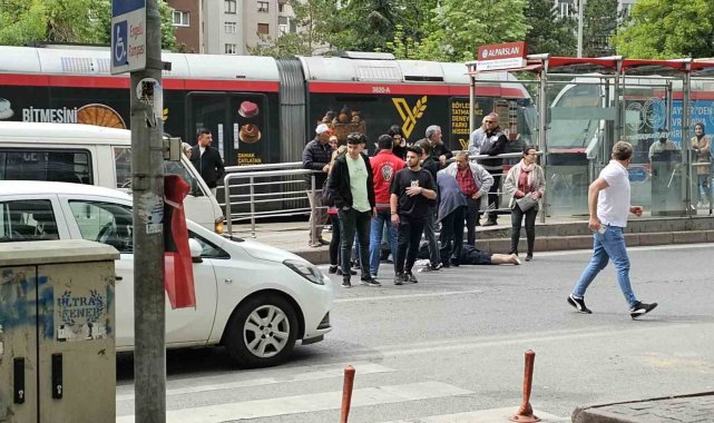 Kayseri'nin Kocasinan ilçesinde karşıdan karşıya geçmek isteyen yaşlı k...