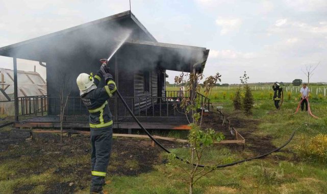 Kırklareli'nde bir bağ evinde çıkan yangıda ahşap ev kullanılmaz hale g...