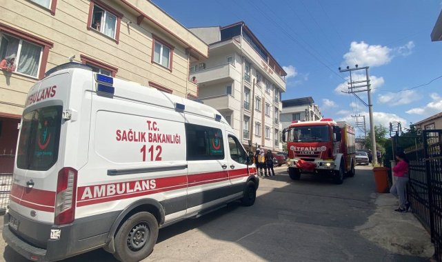 Kocaeli'nin Gebze ilçesinde 5 katlı apartmanın çatısında çıkan yangın p...