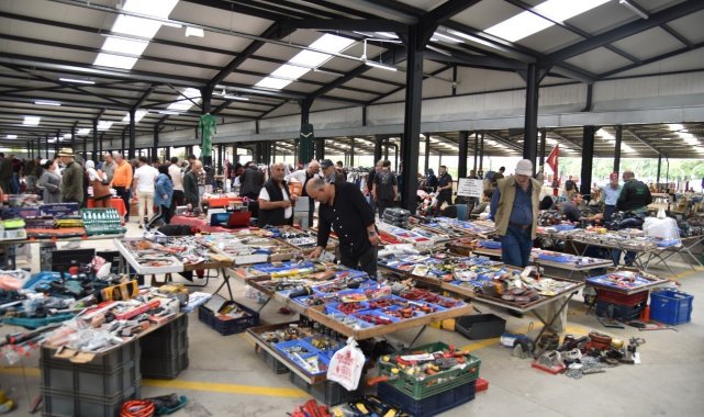 Kocaeli'nin Kartepe ilçesinde kurulan antika pazarı vatandaşlardan ilgi...