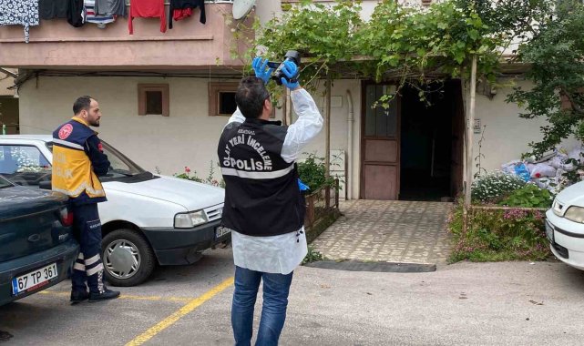 Kocaeli'nin Körfez ilçesinde 75 yaşındaki yaşlı adam komşularının apart...