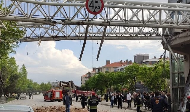 Konya'da vincin çarptığı üst geçitteki çocuk yaralandı