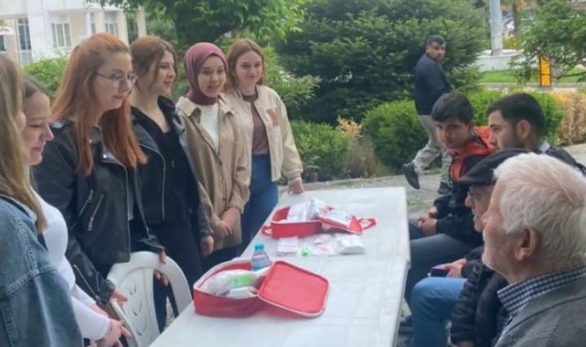 Kütahya'nın Gediz ilçesinde üniversite öğrencileri vatandaşlara deprem ...