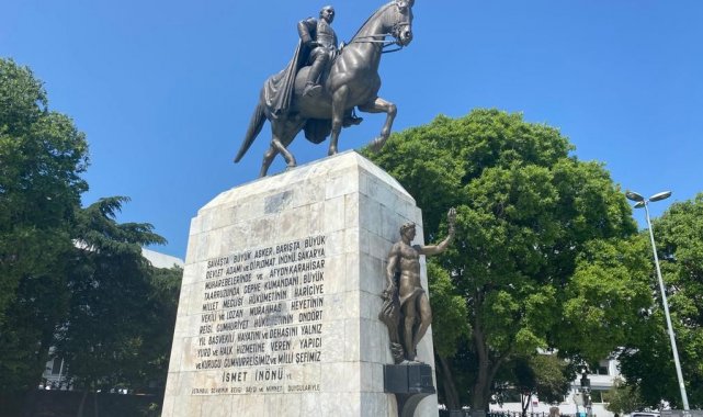 Maçka Parkı'nda bulunan İnönü heykelinin, Sultan Abdülaziz'in adını...