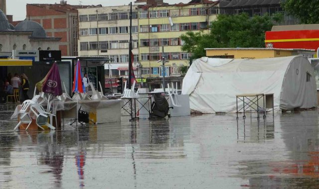 Malatya'da sağanak ve dolu yağışı etkili oldu.
Hafta başı yağışlı hava...
