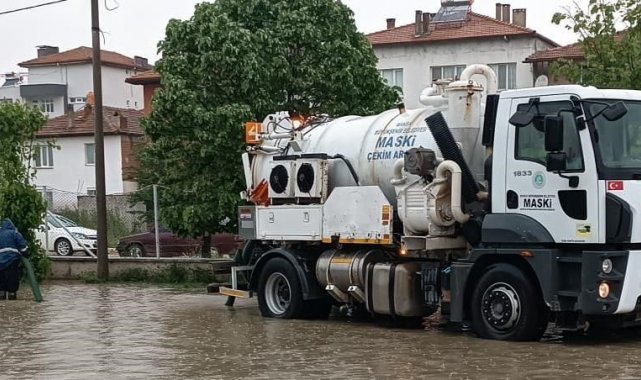 Manisa'nın Selendi ilçesinde etkili olan dolu ve yoğun sağanak yağış il...