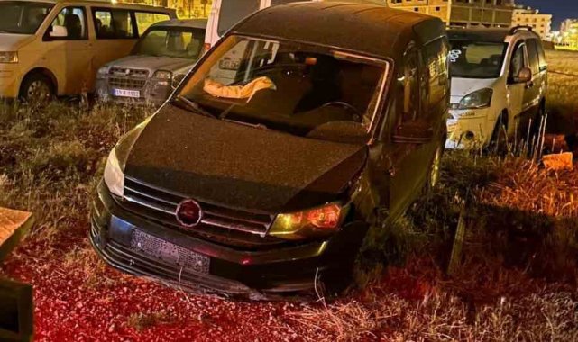 Mardin'in Nusaybin ilçesinde sürücüsünün direksiyon hakimiyetini kaybet...
