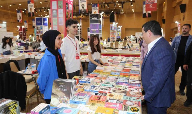 Mimar Sinan Kongre Merkezi'ndeki 5. Kepez Kitap Fuarı'nı ziyaret ed...