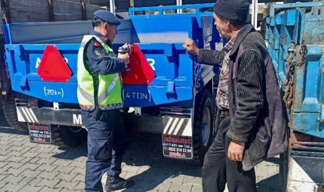 Muğla İl Jandarma Komutanlığı tarafından tarım araçları ve traktör sürücüle...