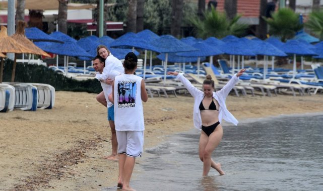 Muğla'nın Bodrum ilçesinde serin ve yağışlı havaya aldırış etmeyen turi...