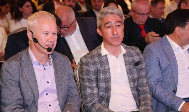 Muğla'nın Marmaris ilçesinde düzenlenen turizm sektör toplantısında kon...