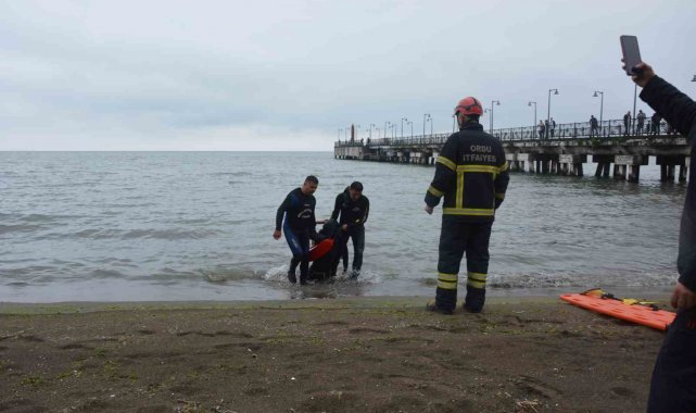 Ordu'nun Ünye ilçesinde girdiği bunalım sonucu denize atlayan bir genç ...