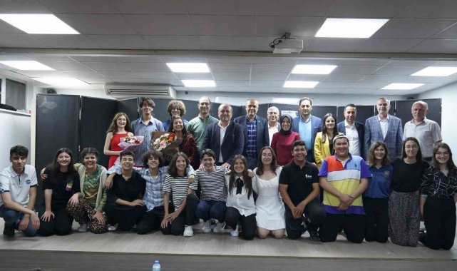 Ortaca Anadolu Lisesi öğrencileri tarafından sahnelenen 'Entrikalı Dola...