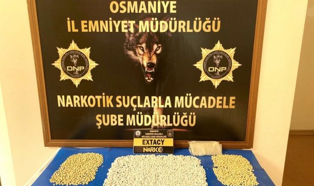 Osmaniye'de narkotik polisi tarafından bir adrese yapılan operasyonda 4...