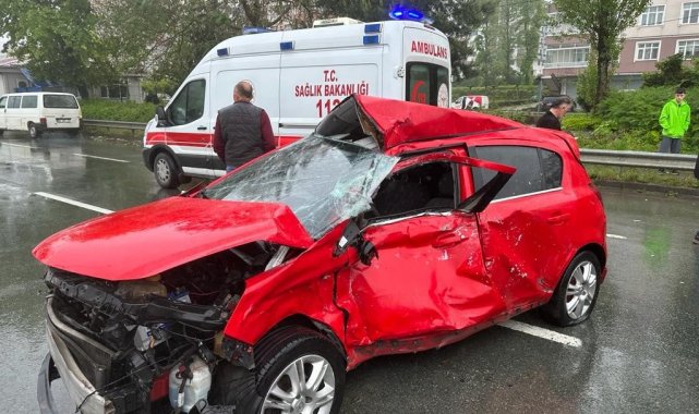 Rize'nin Ardeşen ilçesinde tırın çarptığı otomobilde bulunan anne ve kı...