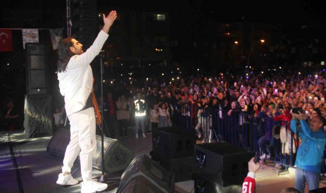 Samsun'un Atakum ilçesinde "Gençlik Buluşması"nda sahneye çık...