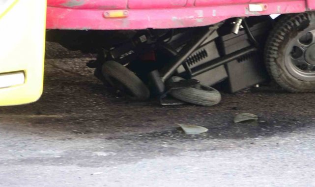 Sancaktepe'de bedensel engelli vatandaş elektrikli aracı ile karşıdan k...