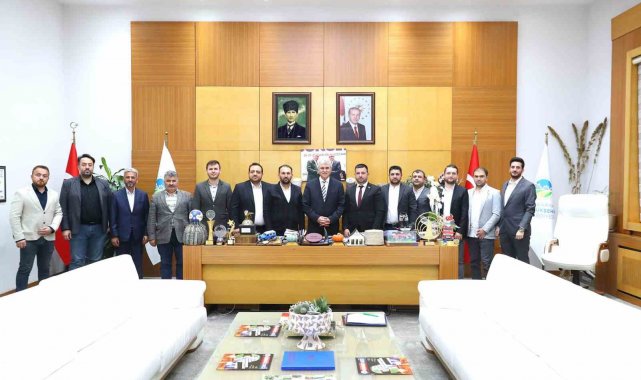 Şehit Yılmaz Ercan Kız Anadolu İmam Hatip Lisesi öğrencilerini makamında ağ...