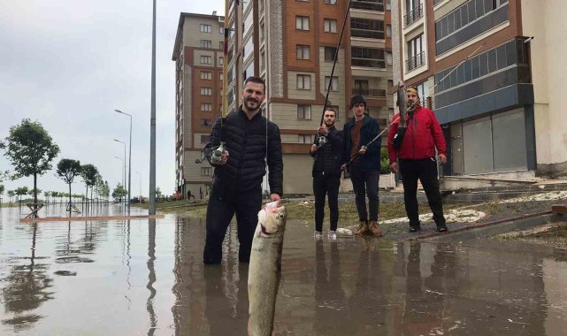 Tekirdağ'ın Çorlu ilçesinde sağanak yağışa teslim olan yolda, belediyey...