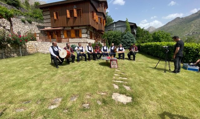 TRT Müzik ekranlarında yönetmenliğini Murat Özer'in yaptığı Heybemdeki ...