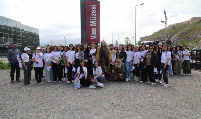 Van Valiliği ve Büyükşehir Belediyesi tarafından açılan "Altın Çağ'...