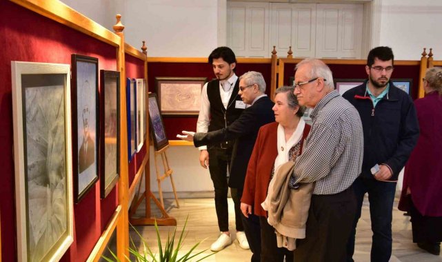 Yaşayan İnsan Hazinesi atıfı ile anılan Ebru Ustası Neliman Şentuna Özkaras...