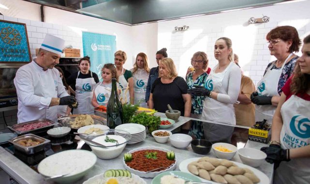 Yunus Emre Enstitüsü, temsilciliklerinin bulunduğu coğrafyalarda "Türk...