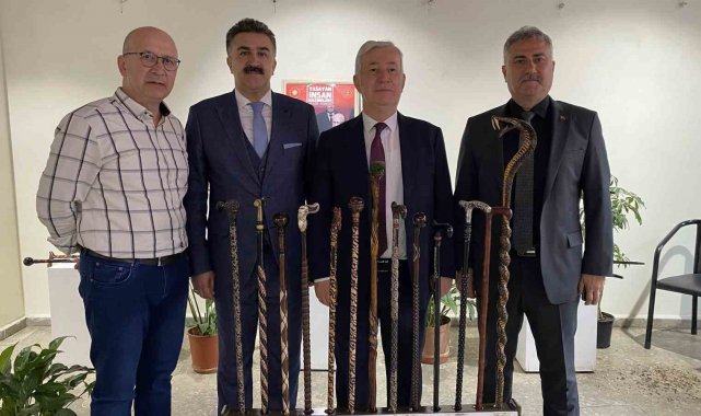 Yurt içi ve yurt dışında bir çok sergi açan ve geçtiğimiz yıl, 'Yaşayan...