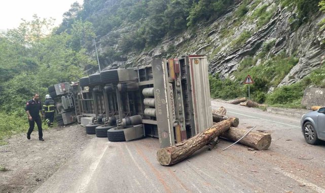 Zonguldak-Ankara kara yolunda sürücüsünün kontrolünden çıkan tomruk yüklü t...