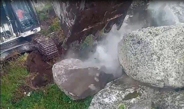 Ardahan'ın Ölçek köyünde yaban hayvanlarını kovalarken kayalıklara sıkı...