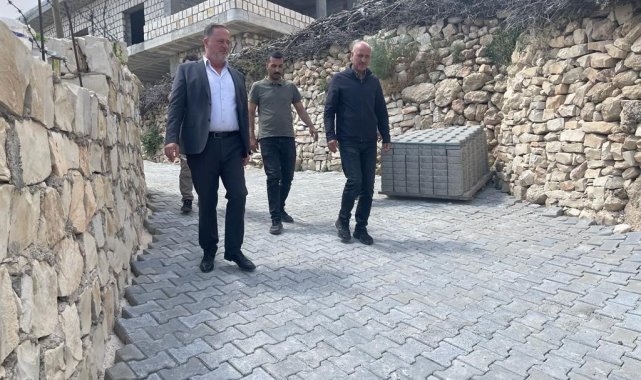 Artuklu Belediyesi ekipleri tarafından yapımına başlanan parke taşı çalışma...