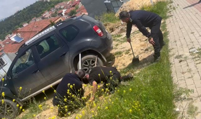 Bozüyük'te bir araçta bulunan yılan, özenle bulunduğu yerden çıkartılar...