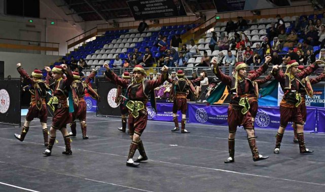 Burhaniye ilçesinde, Balıkesir'de düzenlenen Thof Kulüplerarası Halk Oy...