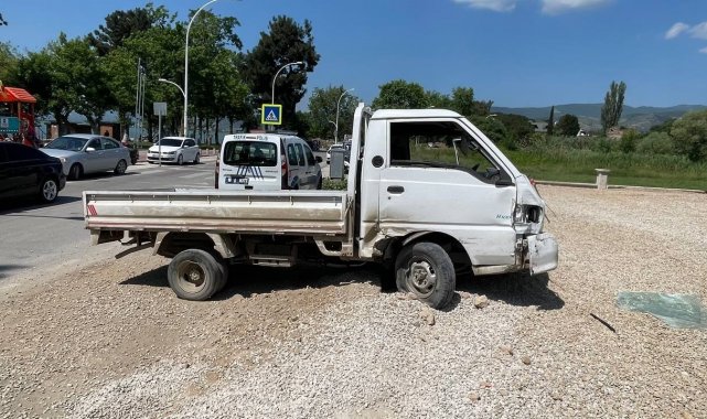 Bursa'nın İznik ilçesinde kontrolden çıkan kamyonet otomobille çarpıştı...