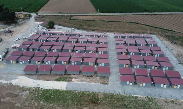 Depremlerin büyük yıkıma yol açtığı Hatay'da, depremzedeler yapımı tama...