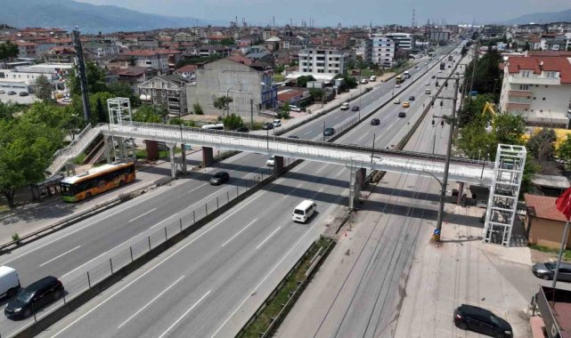 Derince 60 Evler mevkiinde yapımı süren yaya üst geçidi tamamlanma aşamasın...