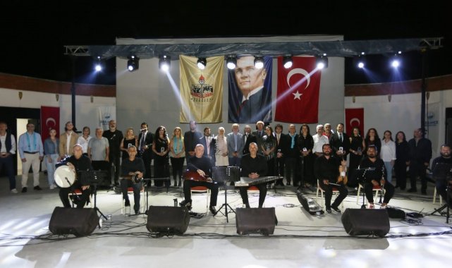 Derince Lisesi Mezunları Derneği'nin 60 Evler Gösteri Merkezi'nde d...