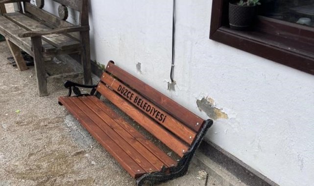 Düzce Belediyesi tarafından yapılan 23 Nisan parkına konuşlandırılan oturma...