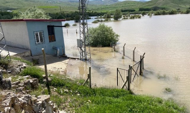 Erzincan'ın Tercan ilçesine bağlı Kargın Beldesinde Karasu Nehri'ni...