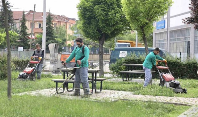 İnegöl Belediyesi, şehir genelinde yeşil alanlarda bakım ve temizlik çalışm...