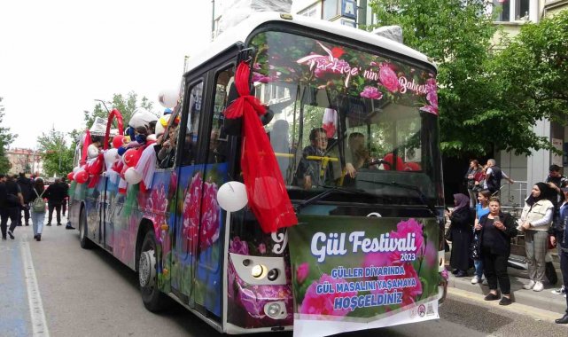 Isparta'da düzenlenen "Uluslararası Gül Festivali" çelenk sun...