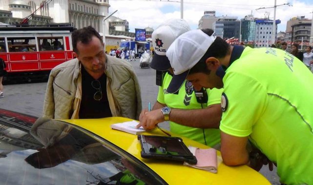 İstanbul Emniyetine bağlı trafik ekipleri Taksim Meydanı'nda ticari tak...