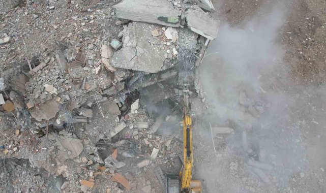 Kahramanmaraş merkezli depremlerin ardından ağır hasarlı binaların yıkım ve...