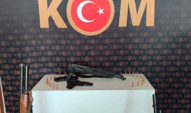 Kahramanmaraş'ın Elbistan ilçesinde, polis ekiplerinin düzenlediği oper...