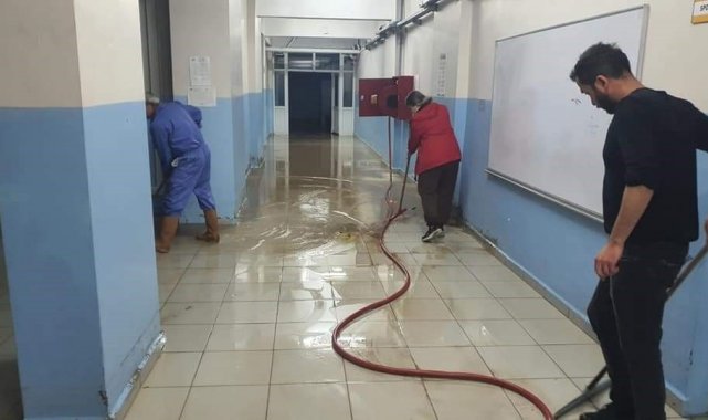 Karabük'ün Eskipazar ilçesinde sağanak yağmur sonrasında su basan okuld...