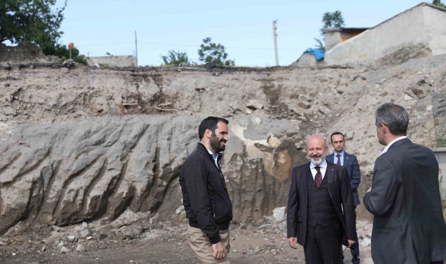 Kocasinan Belediye Başkanı Ahmet Çolakbayrakdar, Erkilet Bulvarı üzerinde y...