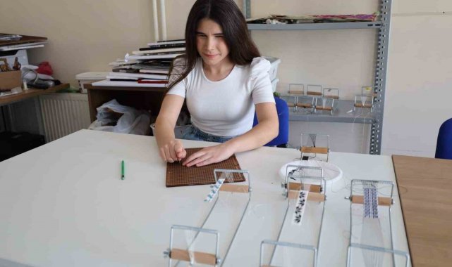 Manisa'da görme engelli üniversite öğrencisi Braille alfabesiyle yazdığ...