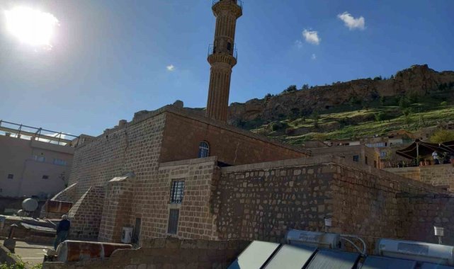 Mardin'de 98 yıldır kabrine duvar örülen Türk büyüğü Artuklu Meliki Nas...