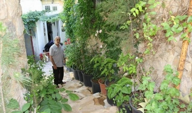 Mardin'in Artuklu ilçesinde mahalle muhtarı ve eşi örnek davranışta bul...