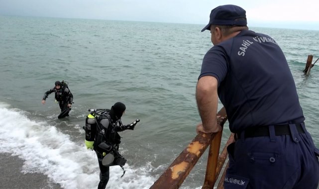 Samsun'un Alaçam ilçesinde deniz kenarında elbiseleri bulunan yabancı u...